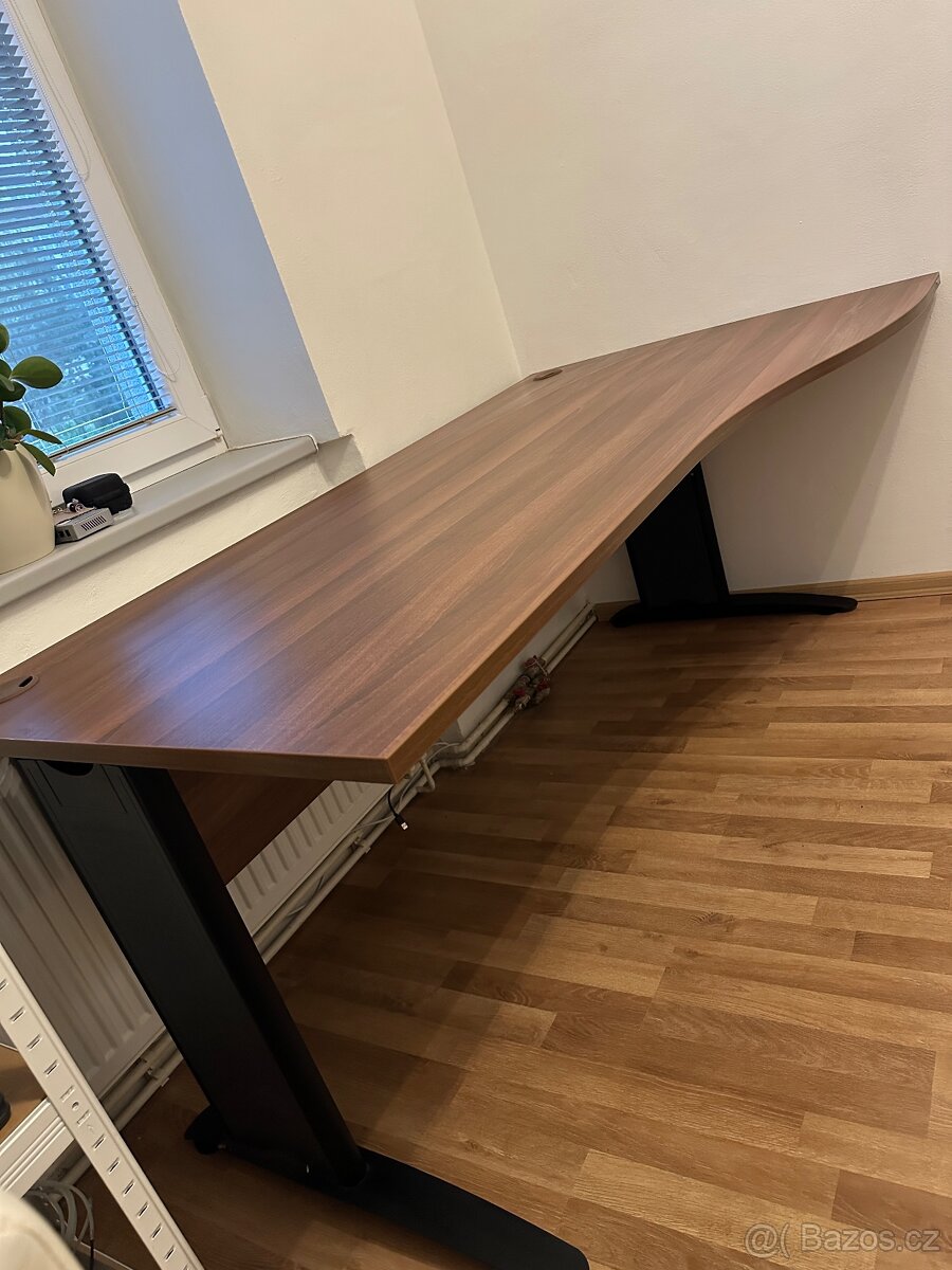 Prostorný stůl HOBIS