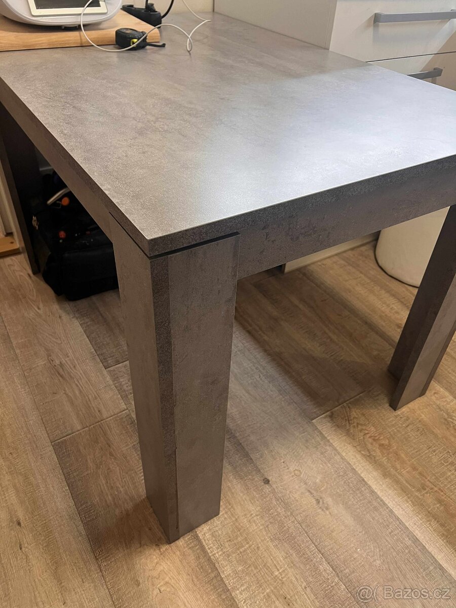 Jídelní stůl / barva šedý beton