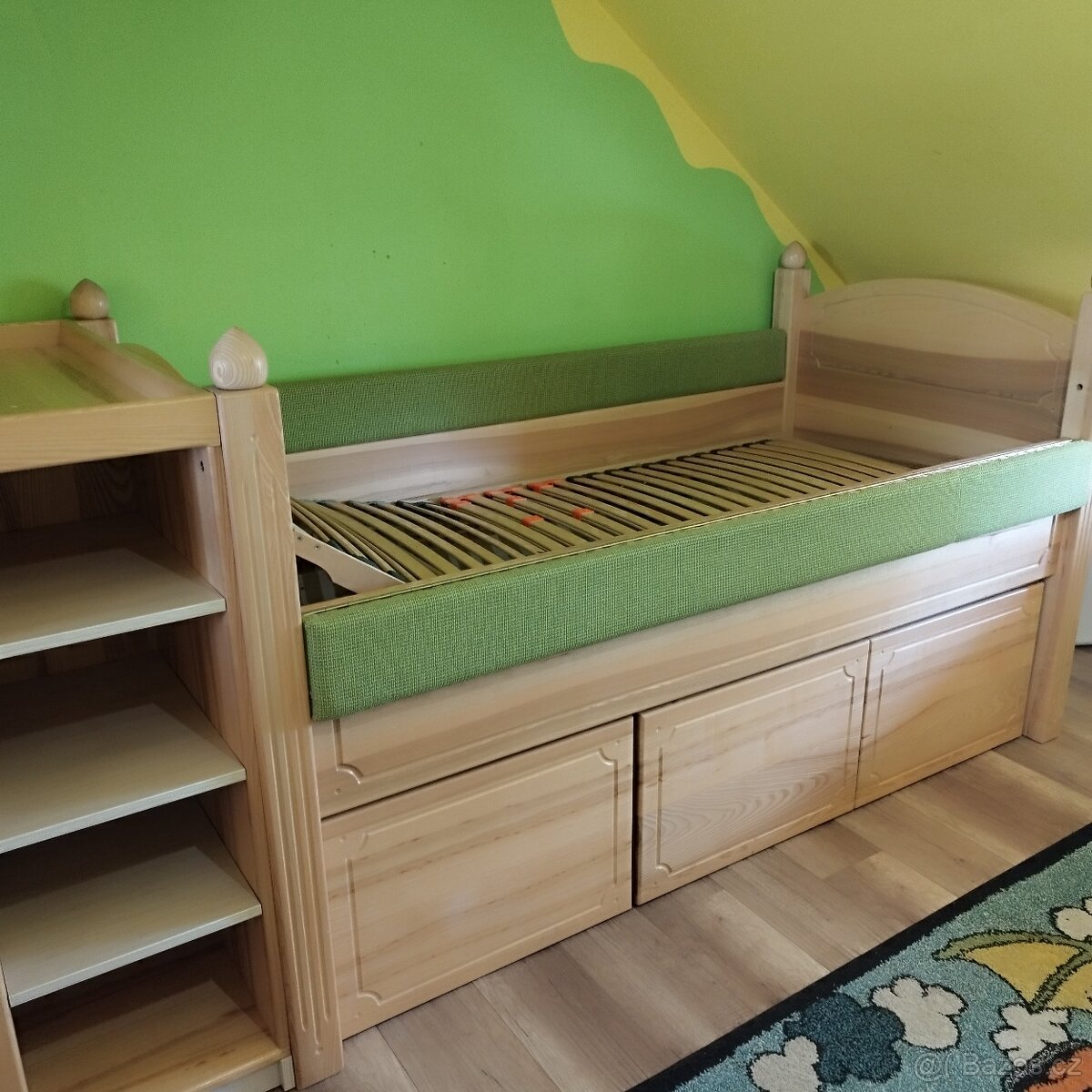 Postel z masivu, s úložnými šuplíky a komodou + pol. rošt