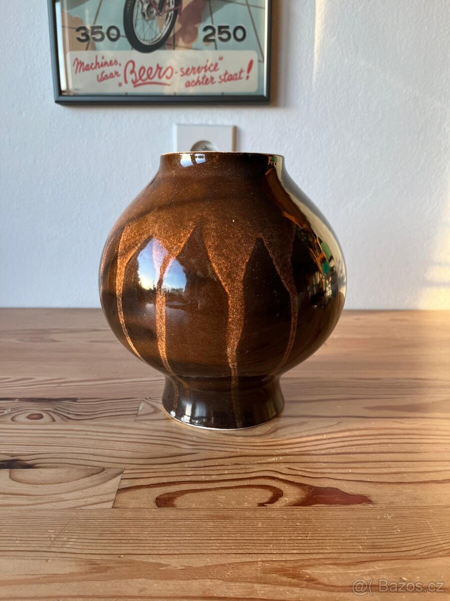 Kulatá porcelánová váza Kravsko