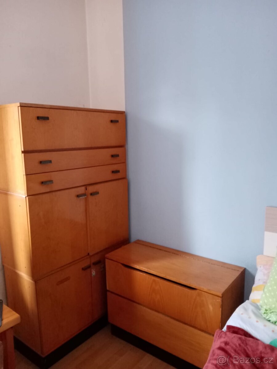 Zrcadlová skříň a další skříňky