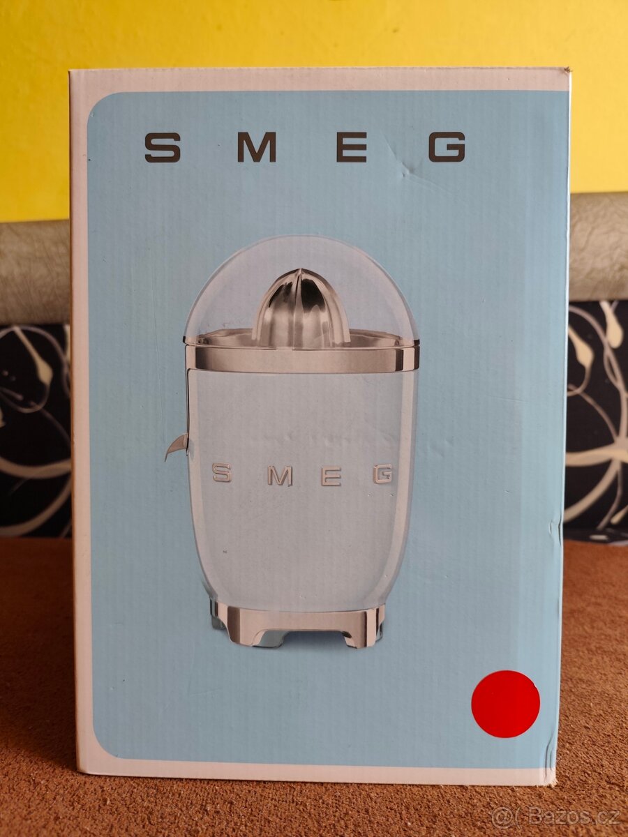 Odšťavňovač SMEG / Červená barva / NEPOUŽITÝ /
