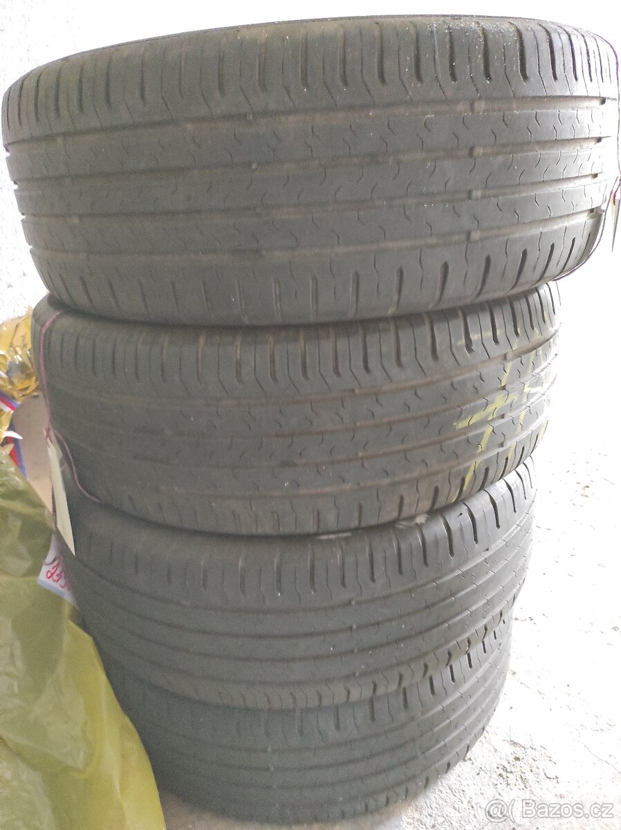 starší letní pneu Continental 205/55R16 V