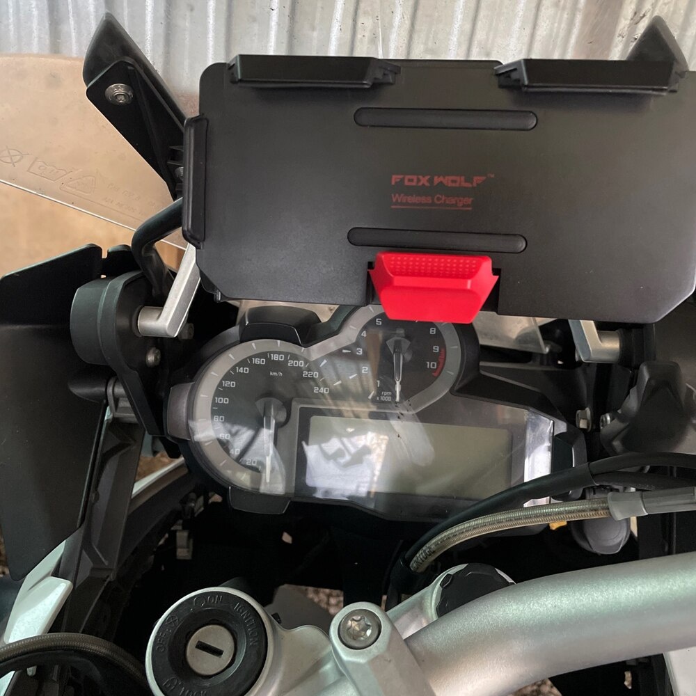 Adaptér telefonu namísto navigace BMW.