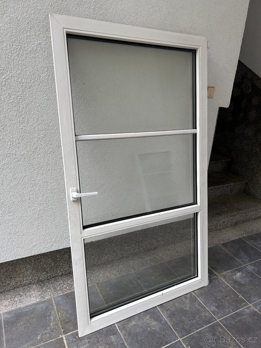 Okno plastové (bez rámu) - 1 kus