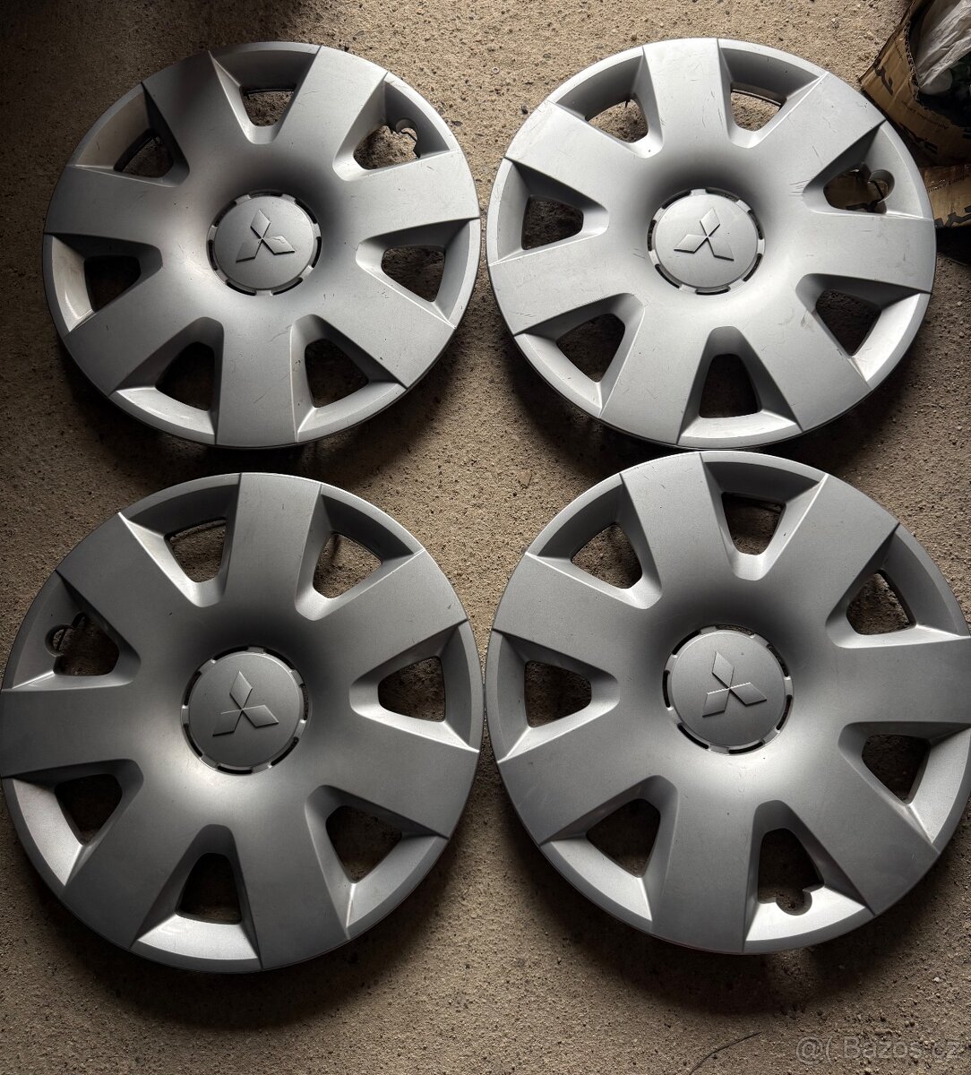 Poklice Mitsubishi R16