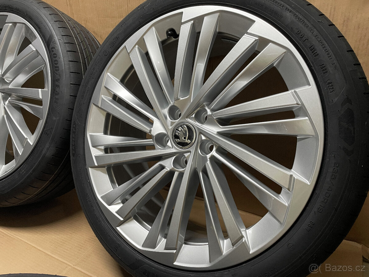 R.V 2025 NOVÁ ORIGINÁL LETNÍ SADA ŠKODA SUPERB 3,4 235/40/19