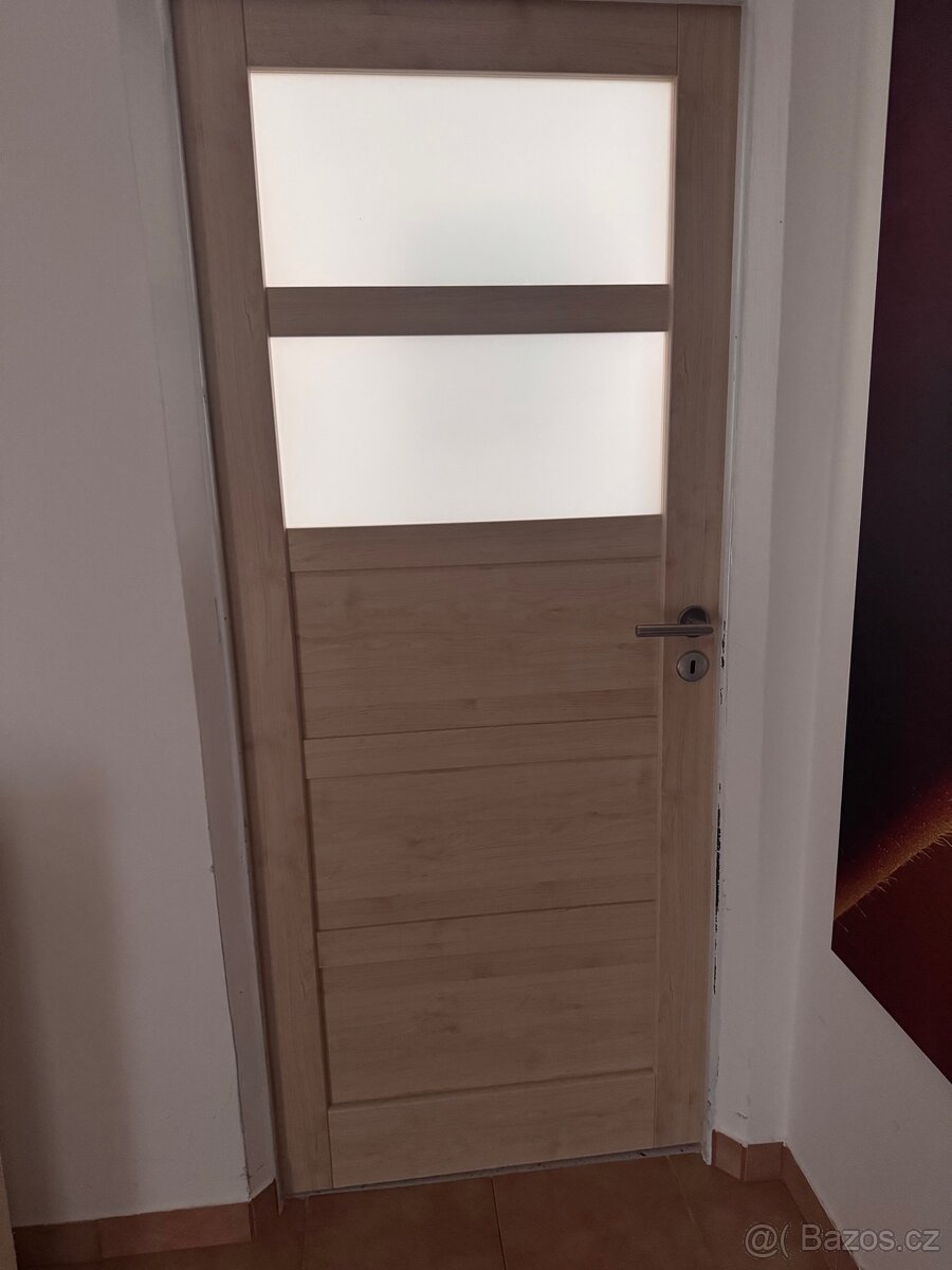 Světle hnědé dveře s 2 okénky v horní části (1. Dveře)