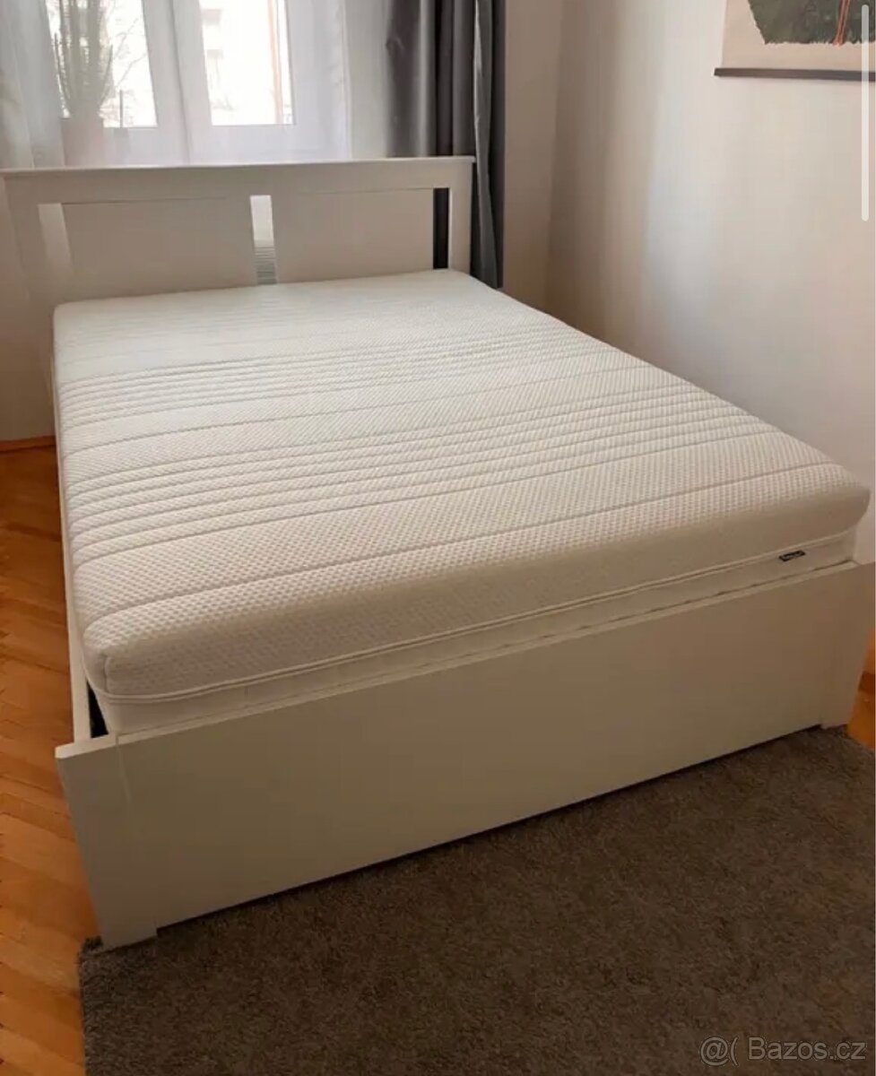Postel s matrací