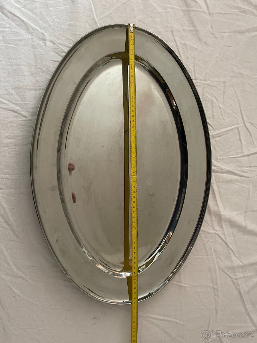 Talířky, tácy, příbory, stolky