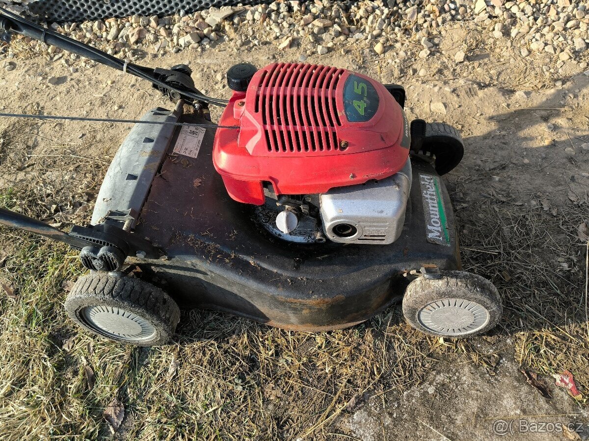 Benzinová sekačka na trávu honda