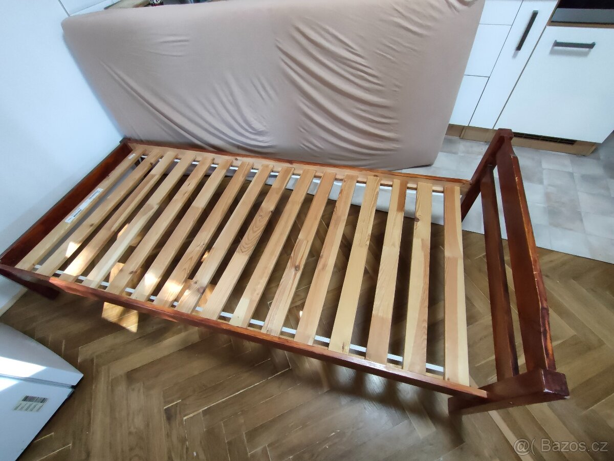 Hnědá postel 90x200 s roštem a matrací