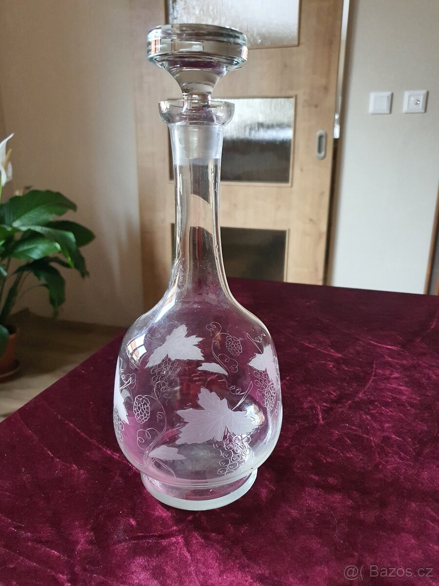 Karafa na víno se zátkou