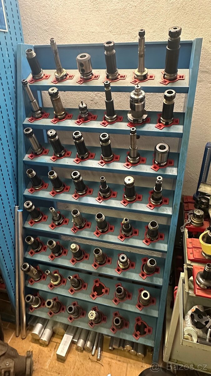 Regál - pořadač upínačů k CNC centru