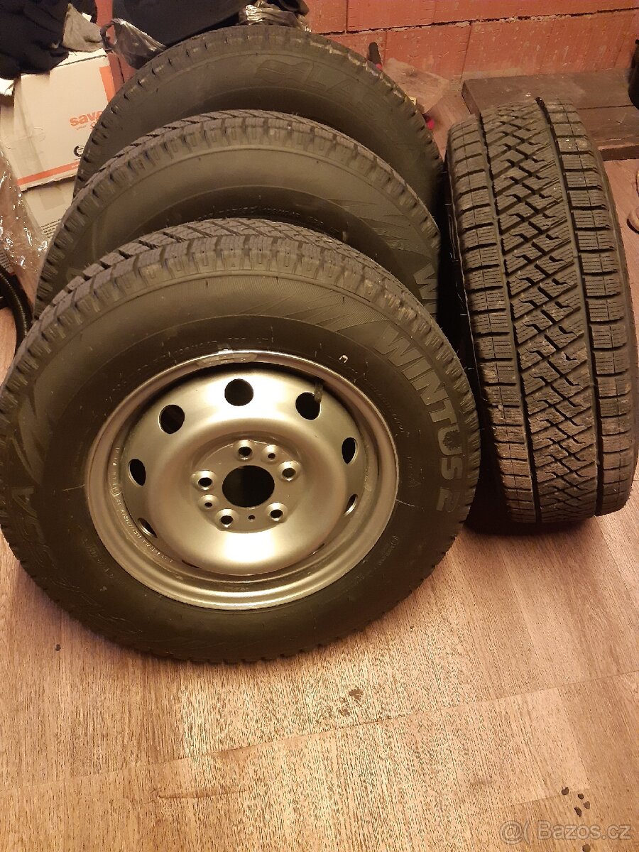 ZIMNÍ 205/70 R15 C +disky: 5x118 ET68 71,1