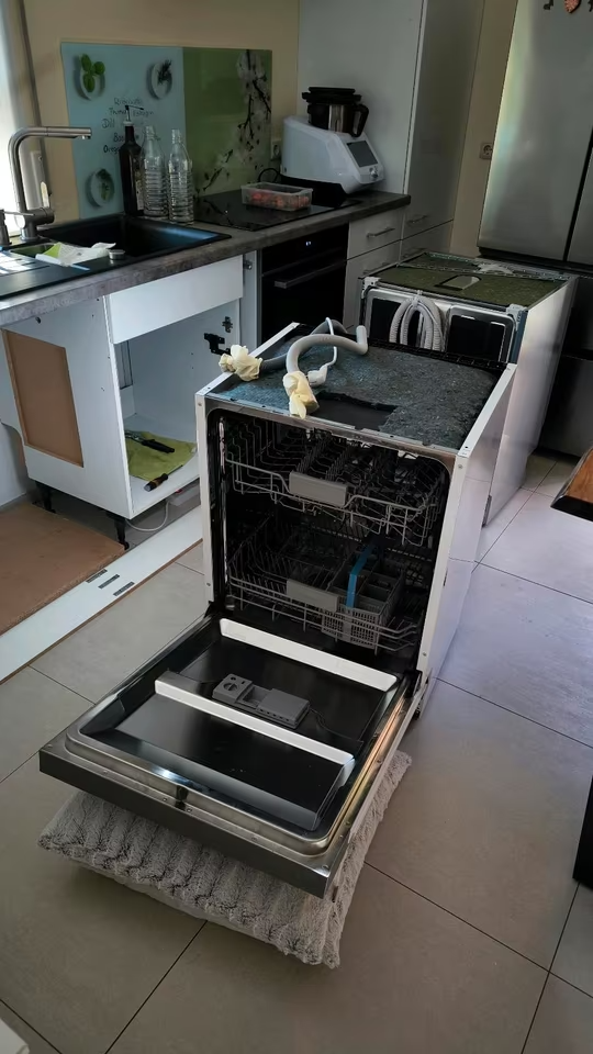 Částečně integrovaná vestavná myčka nádobí Samsung DW60M6050