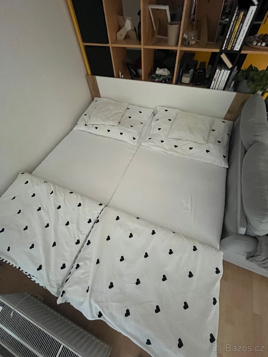 Postel i s matracemi a nočními stolky