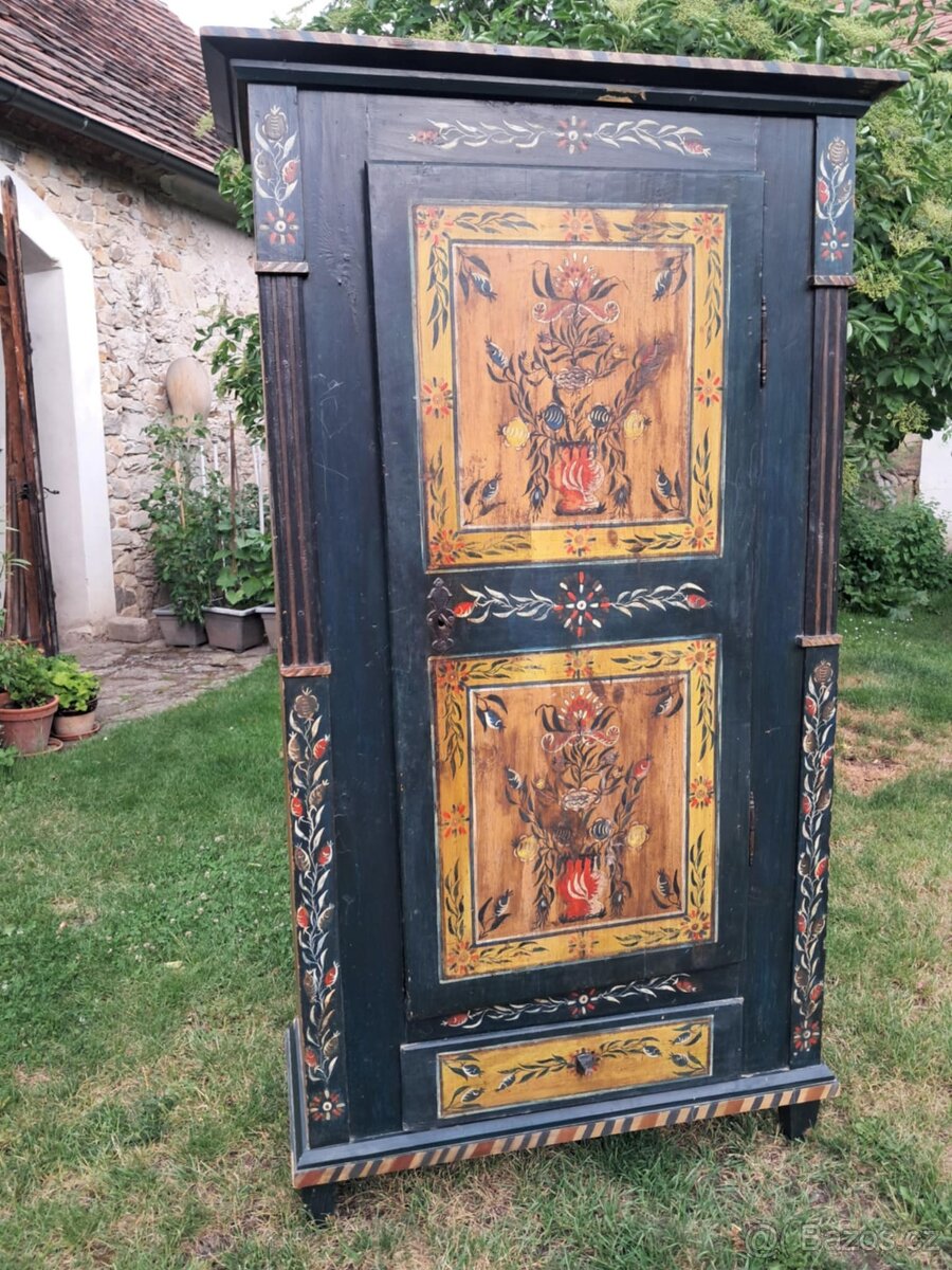 Malovaná skříň z 19. století