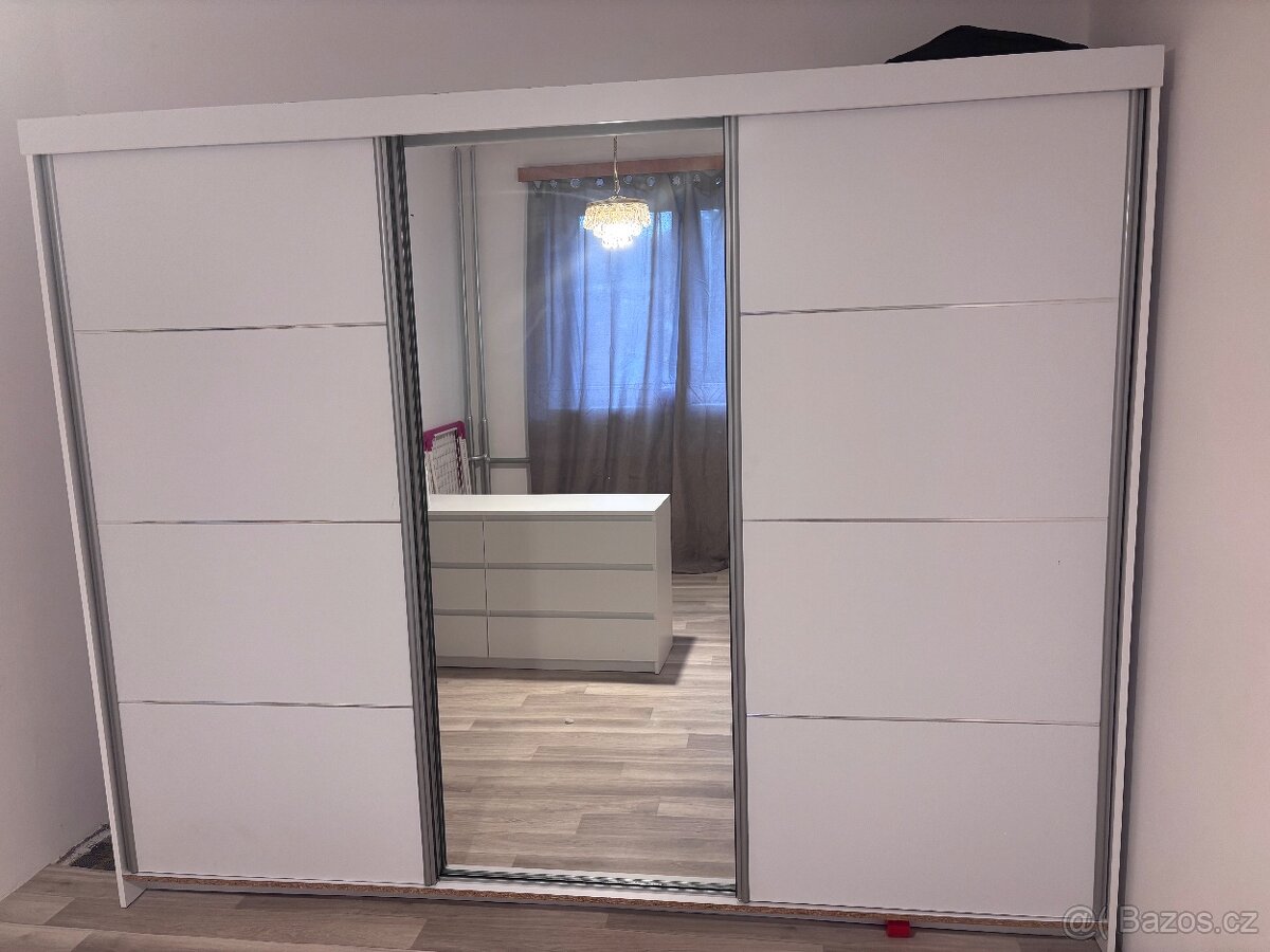 Šatní skříň 250 cm