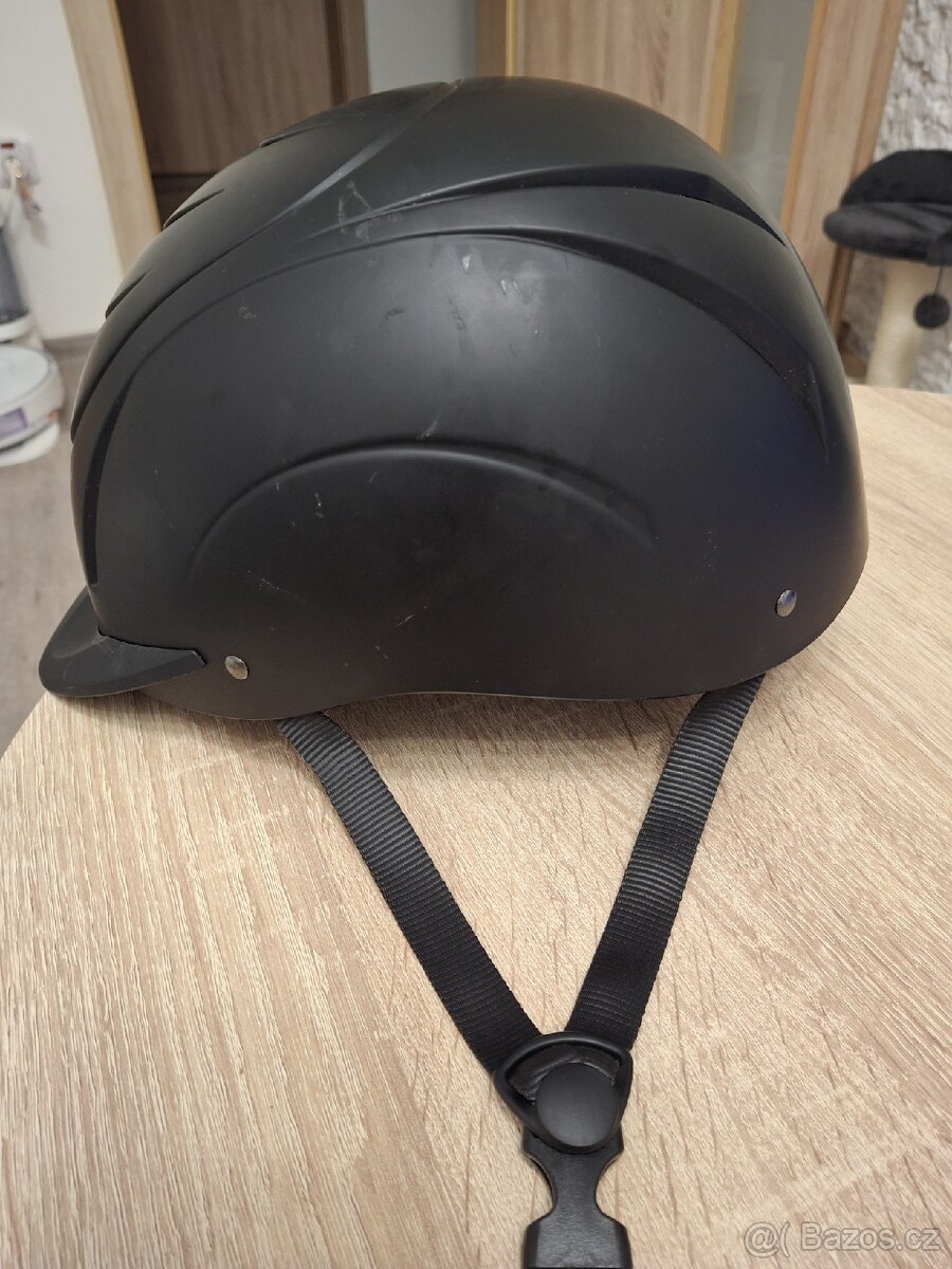 Jezdecká helma