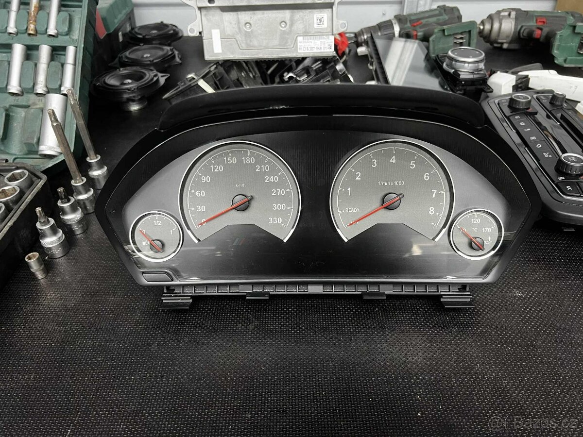 BMW F80 M3 DCT Budiky / tachometr