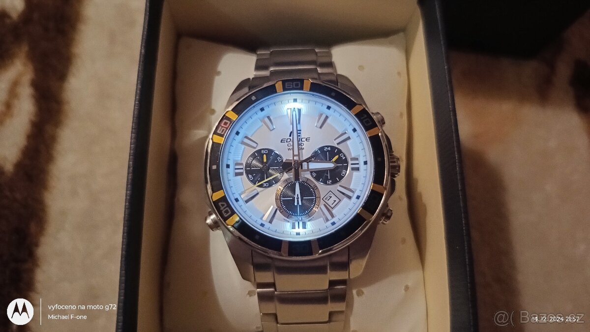 Hodinky Casio edifice osvětlené