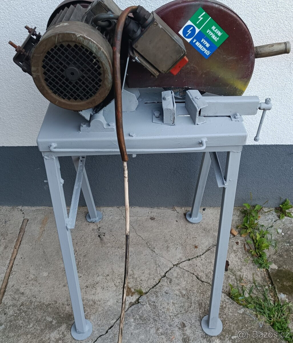 Rozbrušovací pila se stojankem a kotoučem