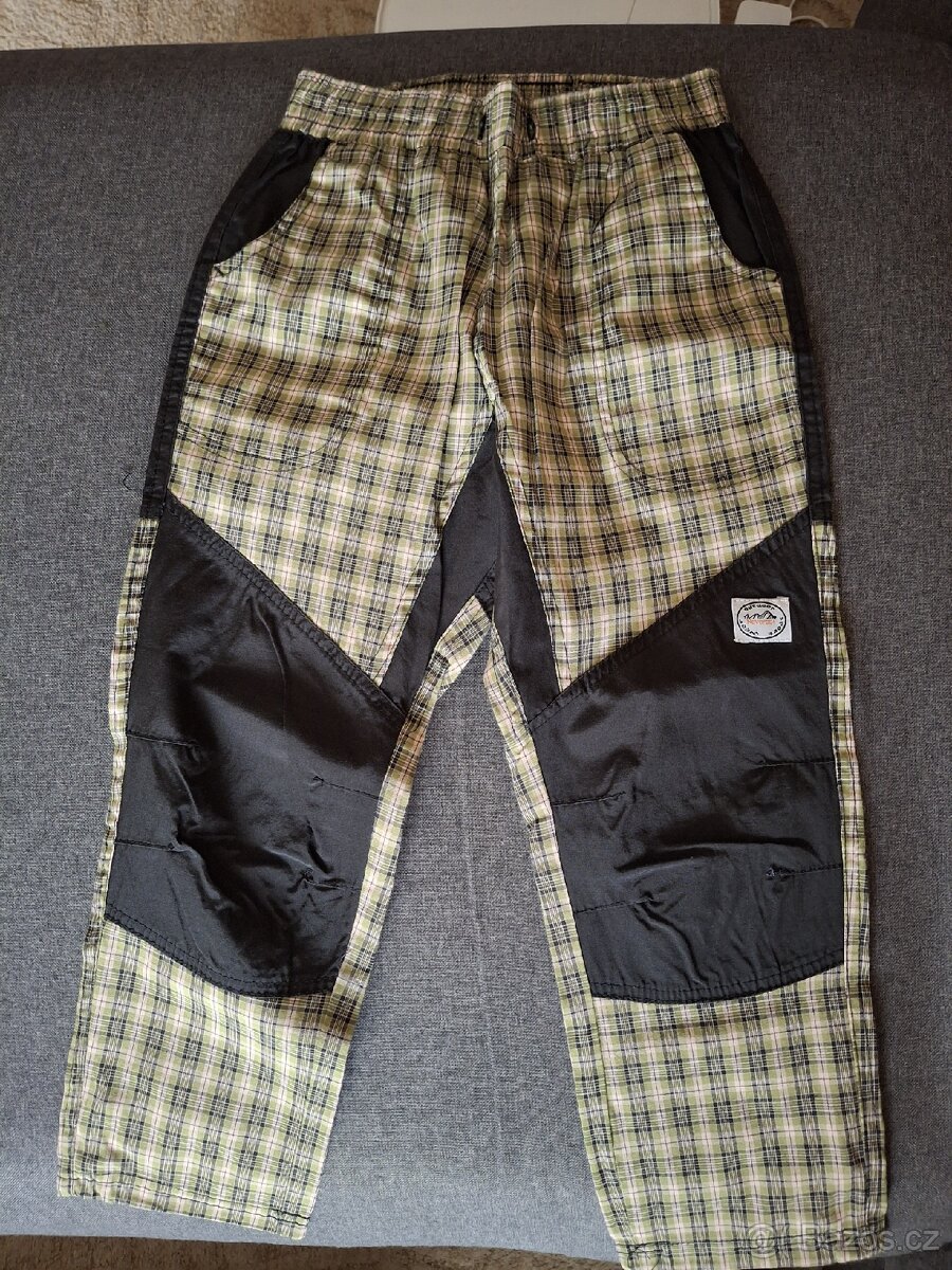 Sportovní kalhoty vel. 122