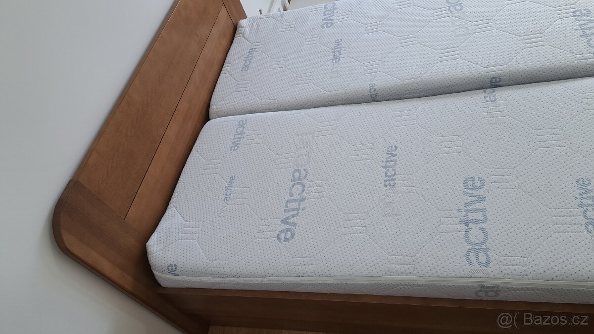 Masivní dubová postel Vykona Rebeka