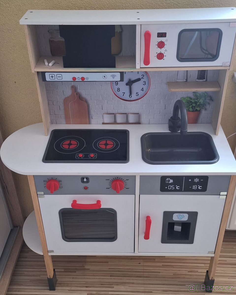 Dětská dřevěná kuchyňka s velkou výbavou