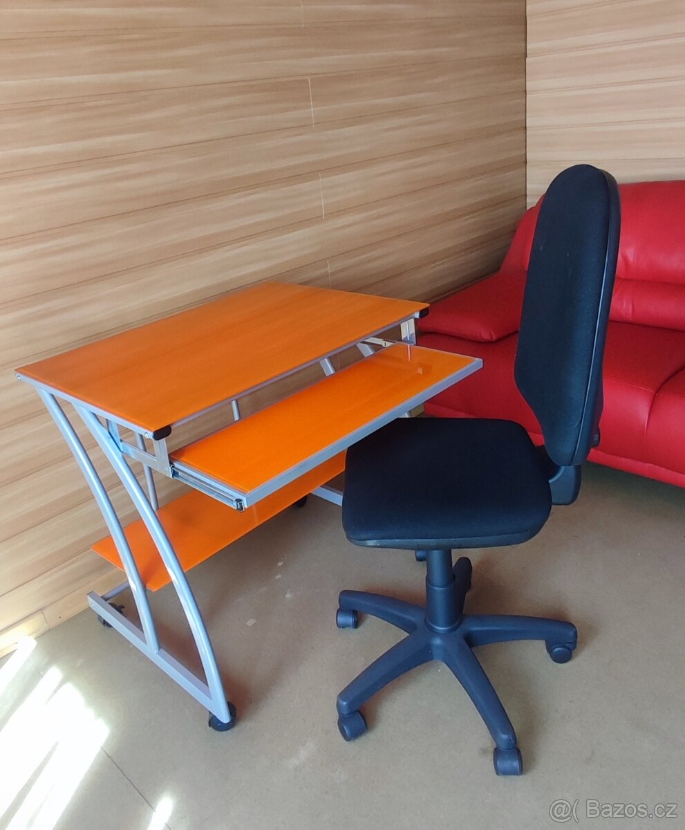 počítačový stůl se židlí