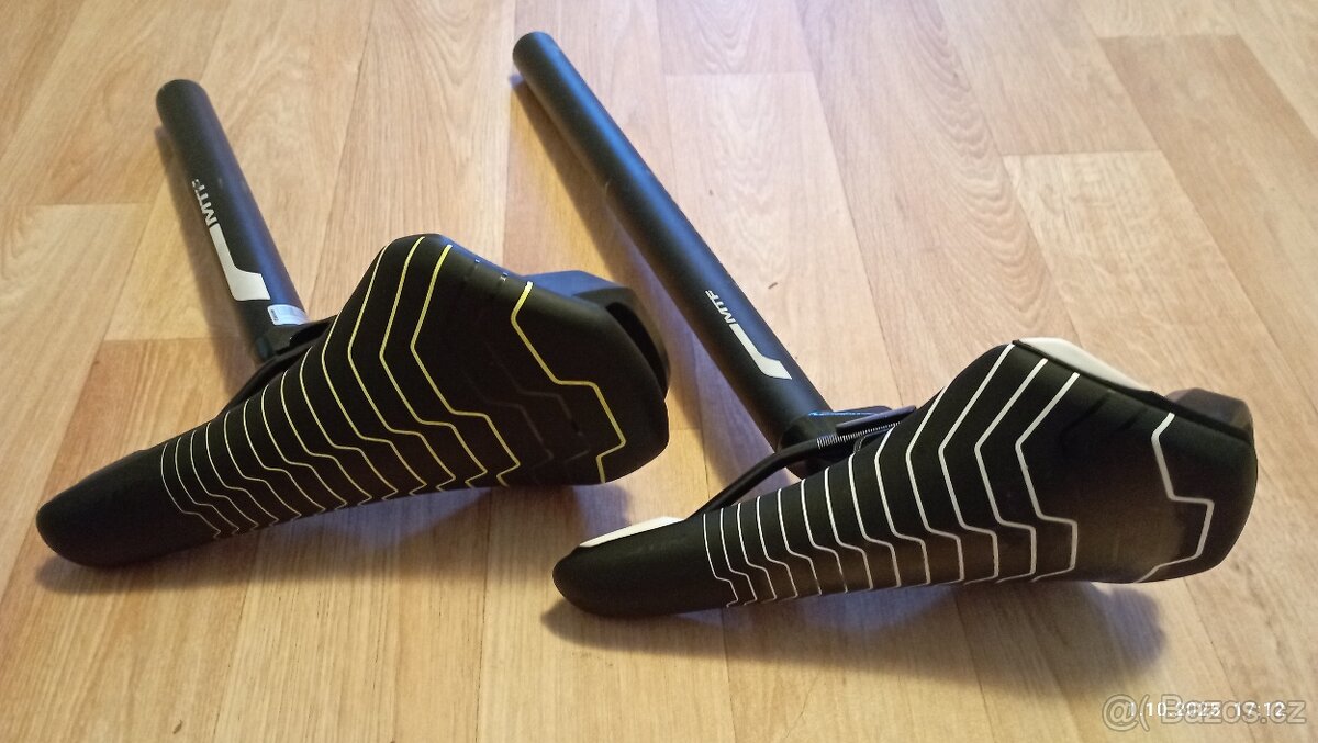 Sedla na kolo se sedlovkou a podprdelnikem