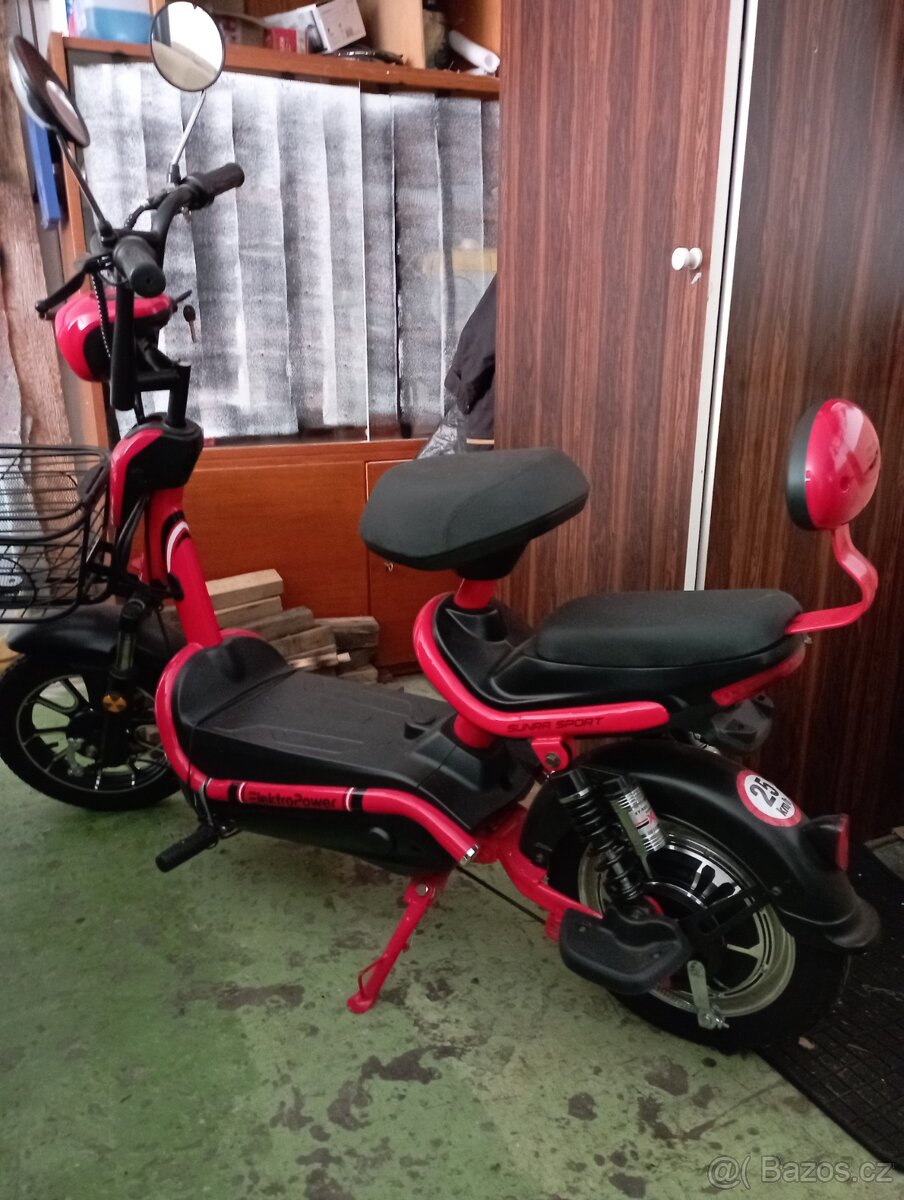 Elektrická dvousedadlová koloběžka