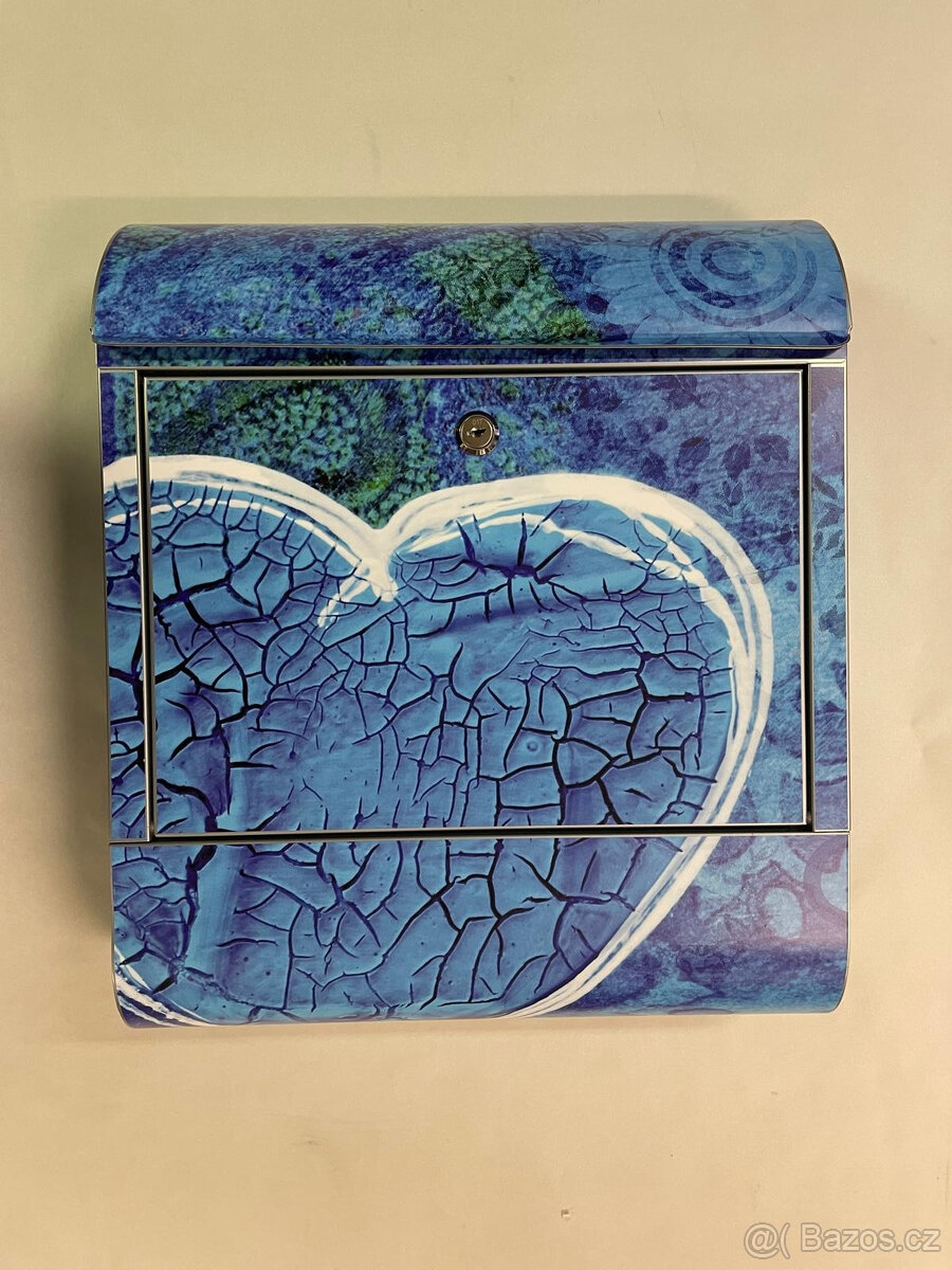 Poštovní schránka s potiskem - srdce na modrém pozadí