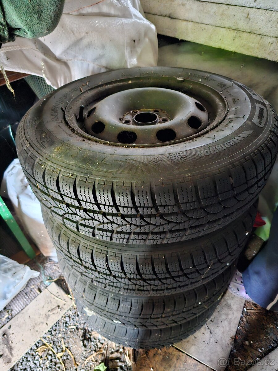 Zimní pneu Yokohama 165/70 R14 na plechových discích — sada