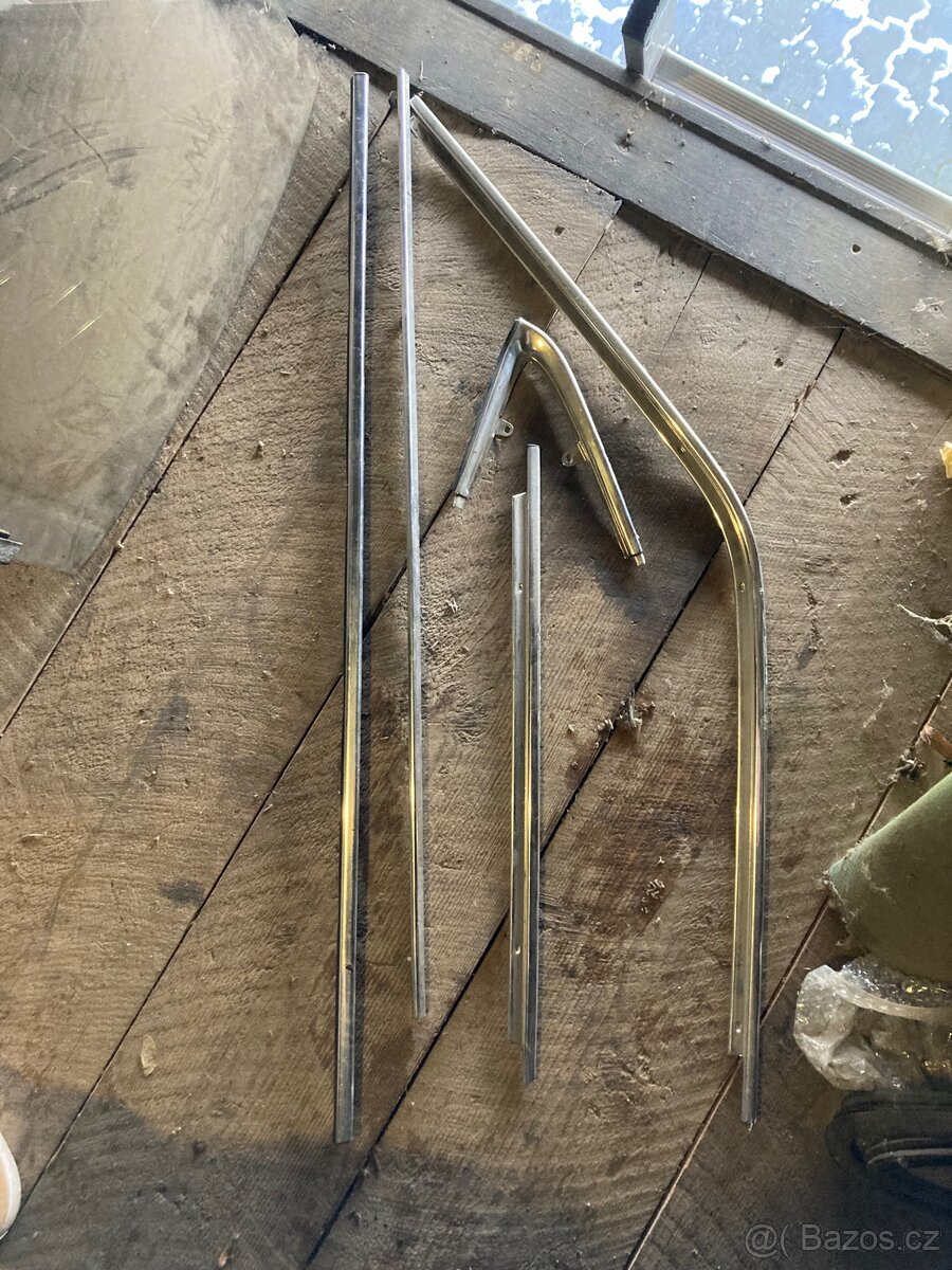 Chromove lišty kolem oken Escort