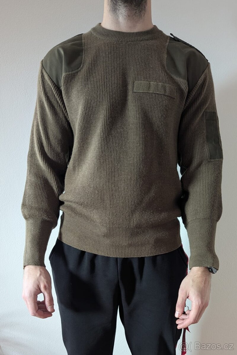 Olivově zelený army svetr