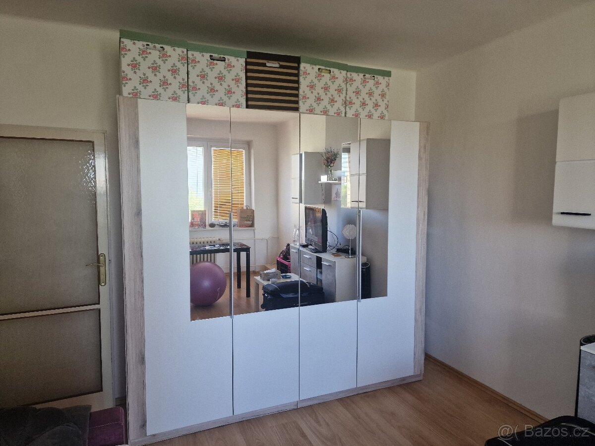 Šatní skříň