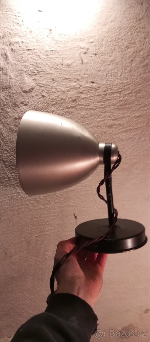Decentní lampa