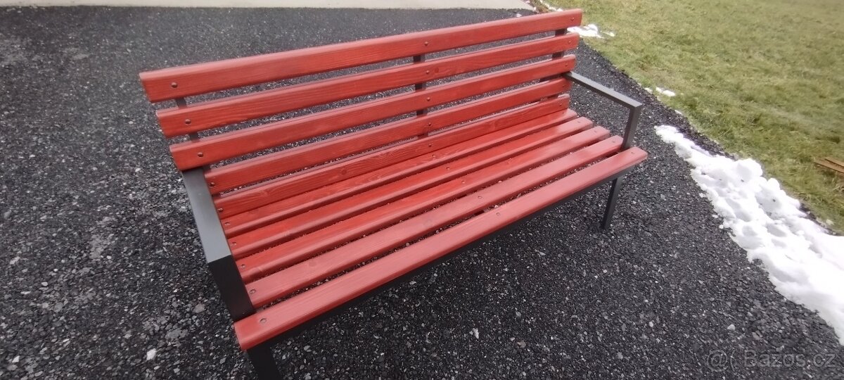 Masivní zahradní lavička s opěrkou