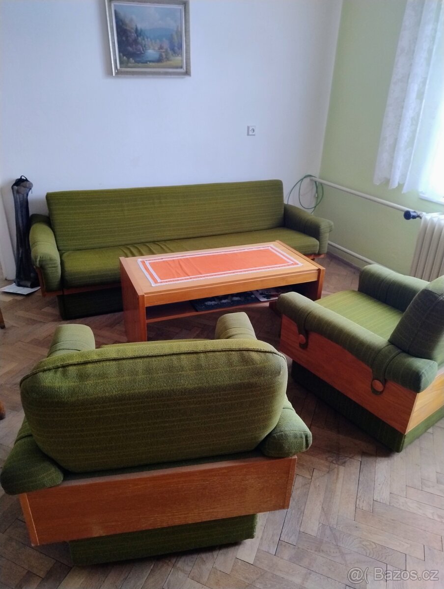 Zelená sedačka s konferenčním stolkem