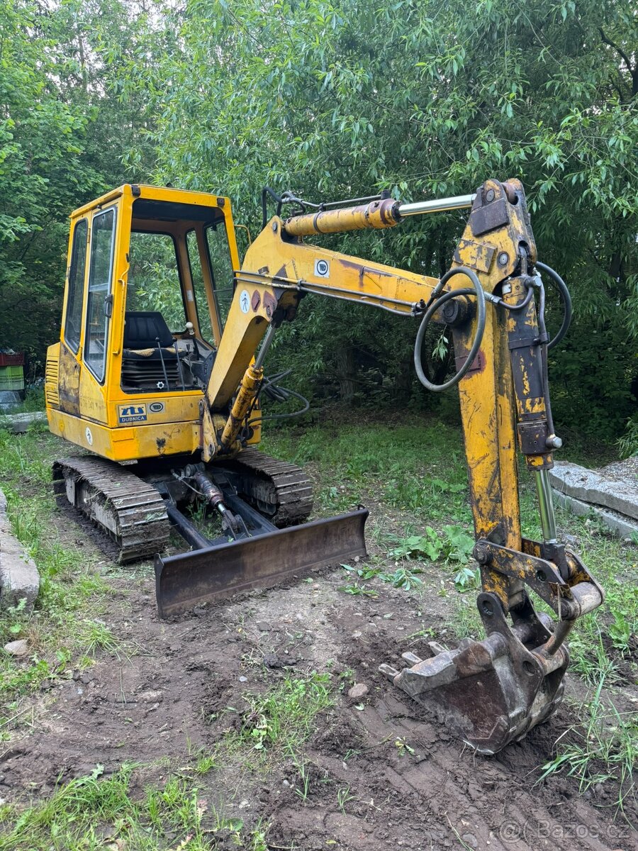 Pásový otočný bagr ZTS DH 0411 2800 kg