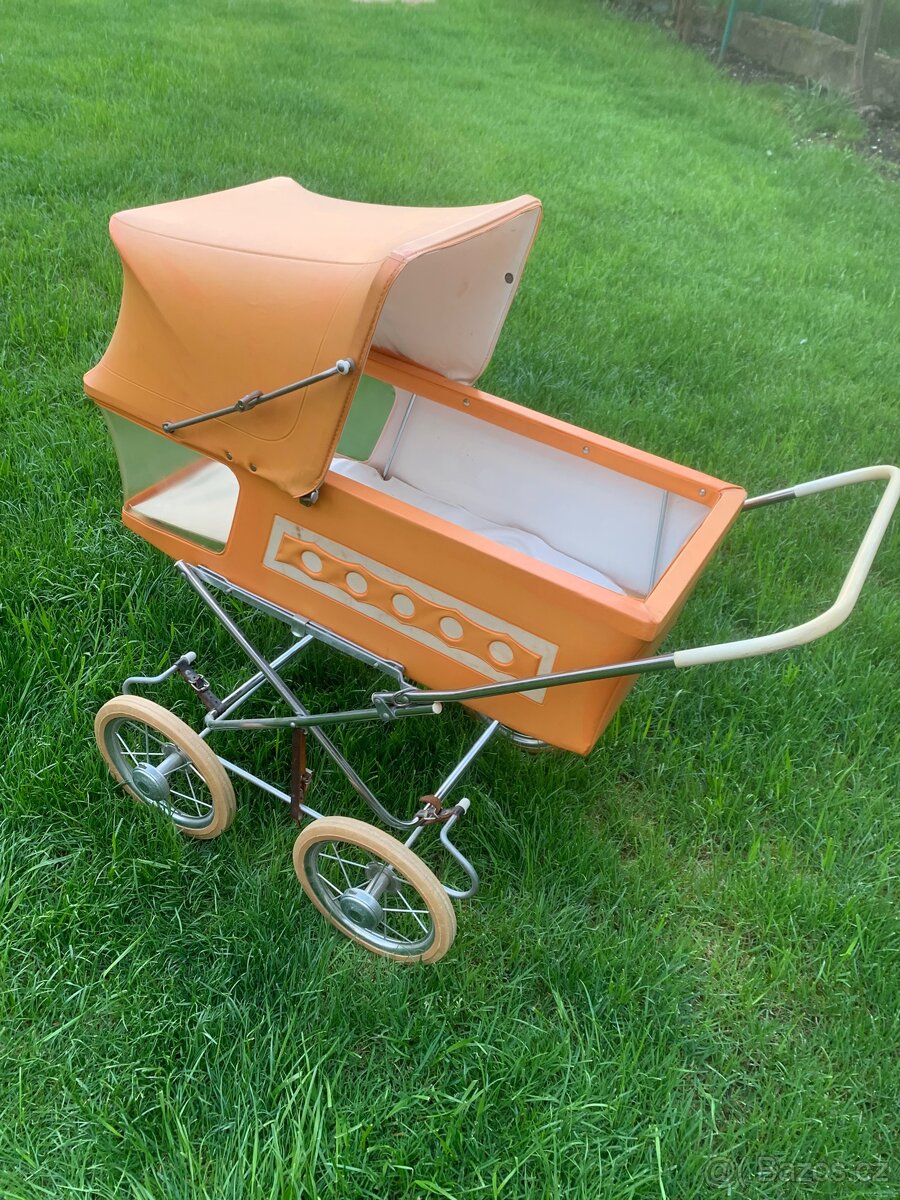 Dětský retro kočárek pro panenky
