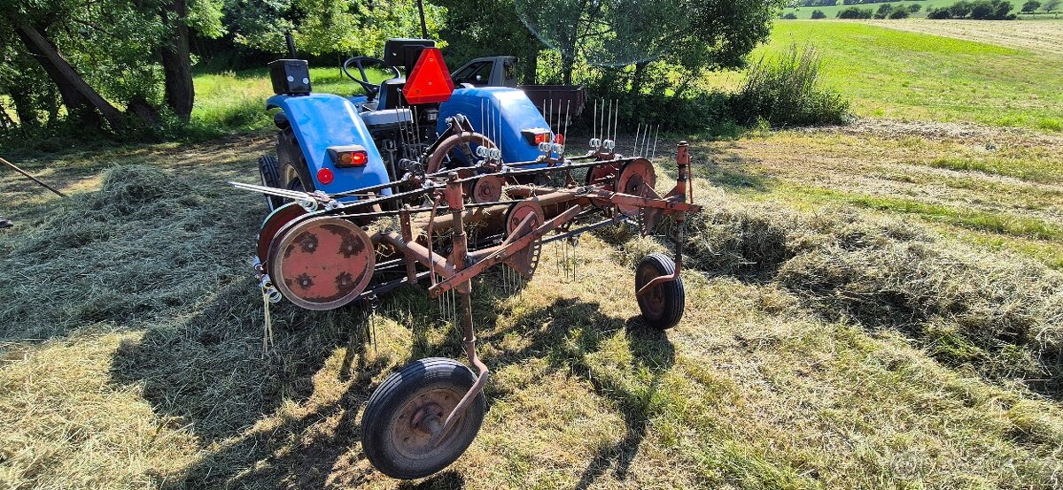Pásový obraceč sena