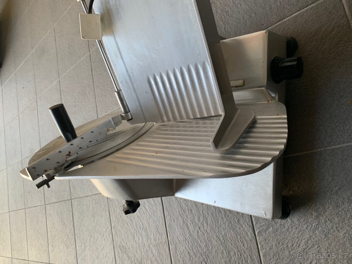 nářezový stroj