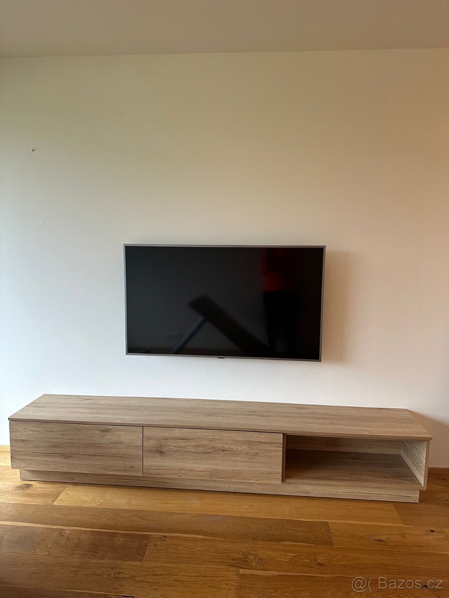 Obývací TV stěna