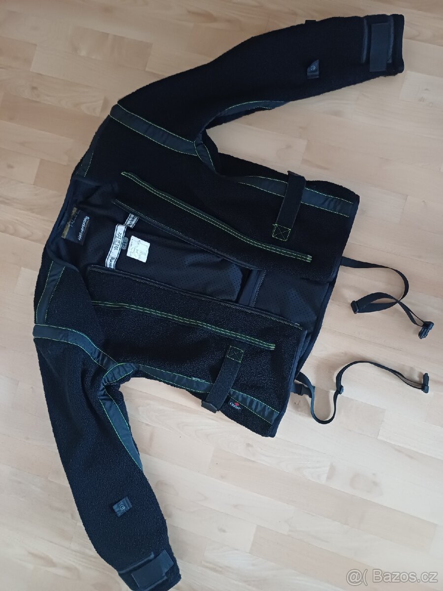 Policejni zateplene oblečeni na moto nebo skutr