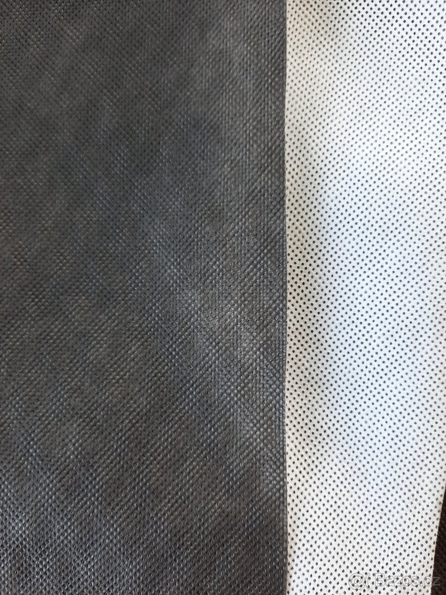 Koženka černá se vzorem metráž dl.7.5 x š 1.5 m