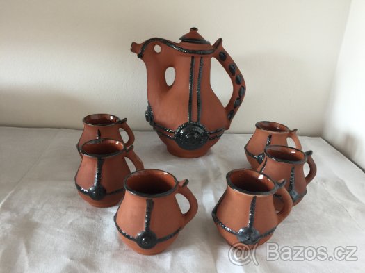 Keramická karafa a džbánečky na víno