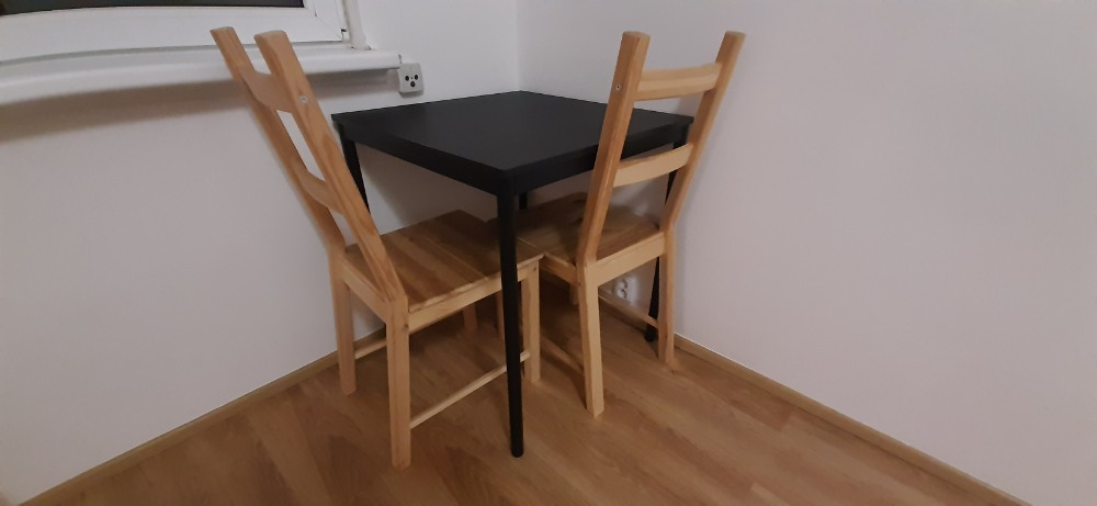 Černý jídelní stůl + 2x jídelní židle